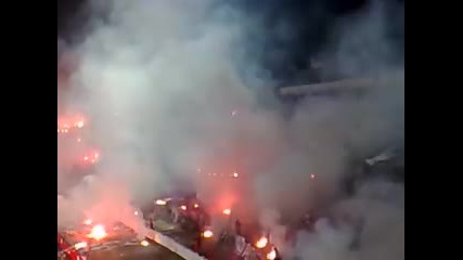 Феновете на Паок подпалиха стадиона 