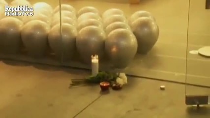 Steve Jobs Dead - Touching video_ Sad people at apple store_