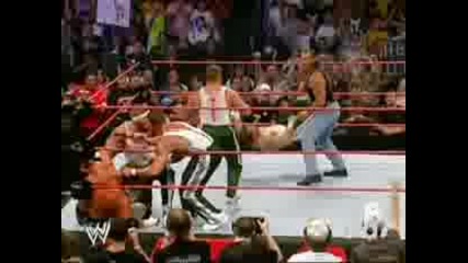 Wwe - Triple H vs Spirit Squad ( Завръщането на Shawn Michaels) 