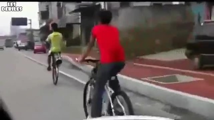 Момче кара без предна гума на колелото си