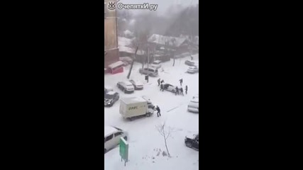 Заледена улица в Русия не пощади шофьори и коли!
