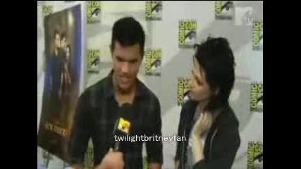 Kristen Stewart Almost Kisses Taylor Lautner! 