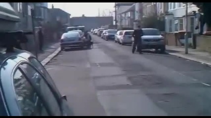 Питбул нахапа лондонски полицаи - свалят го с 3 изстрела