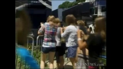 Justin Bieber Has Water Fight with Fans 