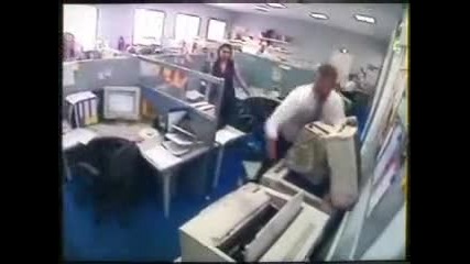 Луд човек се изнервя в офиса! 