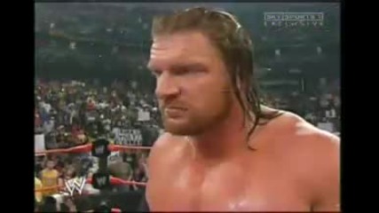 Randy Orton говори c Triple h и след това го плуе :d 