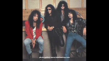 Kiss - Somewhere Between