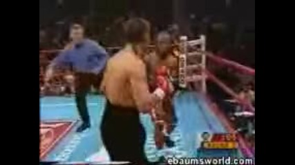 Боксьор се изправя след нокаут 