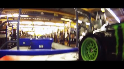 Дрифт гонка между малка и голяма кола