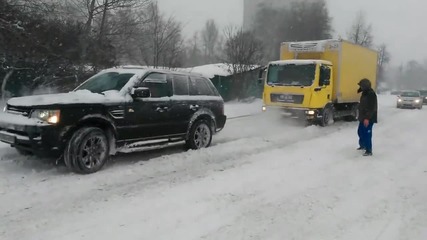 Джип Range Rover помага на закъсали камиони