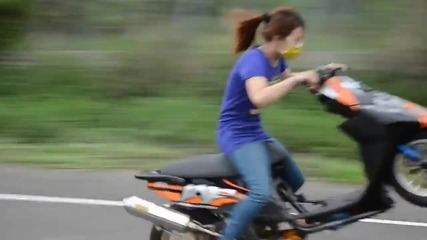 Girl Dragbike Rider Wheelie can kick man's Аss !
