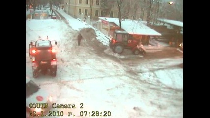 Почистване на автогара Юг Бургас от снеговете