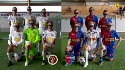 Футболисти играят футбол с очила за виртуална реалност