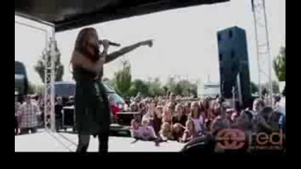 Ashley Tisdale на концерт