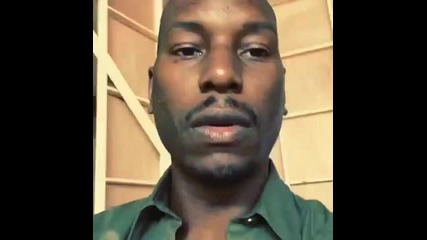 Звездата Тайрийз Гибсън снима по време на снимките на филма си Бързи и Яростни 7 (2014)