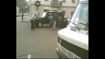 Пич натръшква четири мутри на кръстовище в Русия