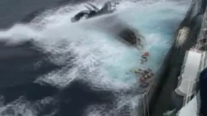 Рибари се бъзикат с състезателна лодка в която има хора !!! 