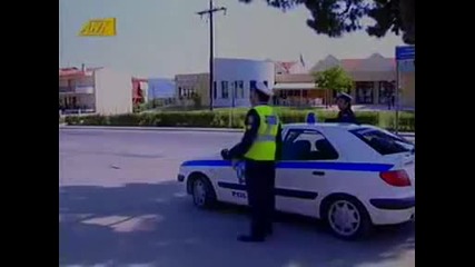 Полицай се опитва да спре моторист ( смях )