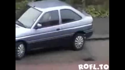 [смях] Блондинка се опитва да паркира