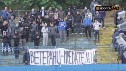 Голата "синя" агитка скандира и гърми