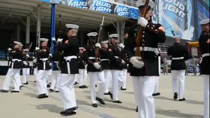 24 морски пехотинци създават уникална хореография по време на тренировка