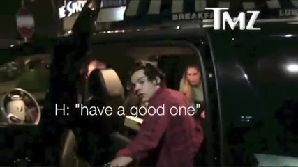 Harry Styles дава храната си на папарак