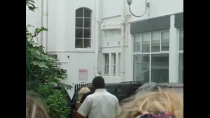 Perrie Edwards - пристига в студиото на One Direction