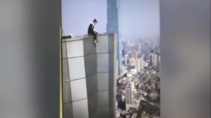 Китаец падна от небостъргач