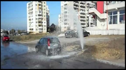 Спукан водопровод превърна улица в автомивка 