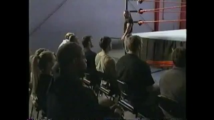 Трите Хикса показва как се пада на ринга