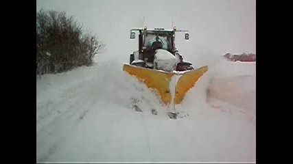 Звяра John Deere 8520 чисти сняг 