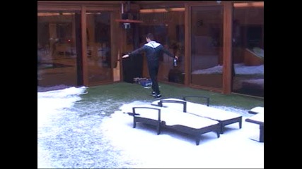 Big Brother 2012 - Лестер се прави на самолет