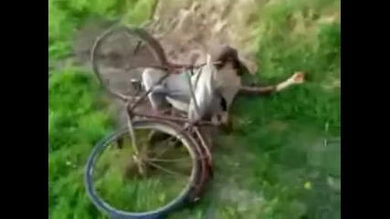Пияница прави невероятни трикове с колело
