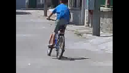 Гого кокошката кара колело