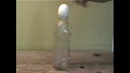 Entrer un oeuf dur dans une bouteille.