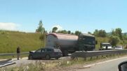 Камион скъса мантинелата и удари кола на „Струма”, има пострадал