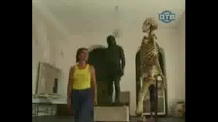 скрита камера в музея - скелет със :) 