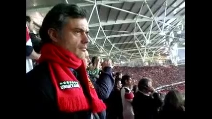Жозе Моуриньо наблюдава финала на Уембли при феновете на Манчестър
