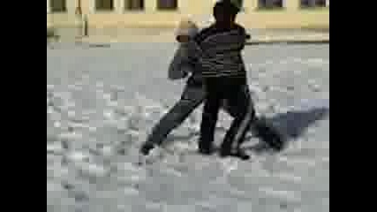 Двама Роми Се Въргалят В Снега