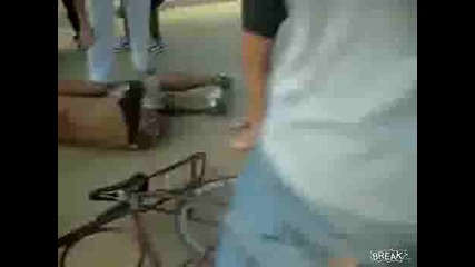 Внимание луди на колело 