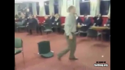 Ето така се пада от стол