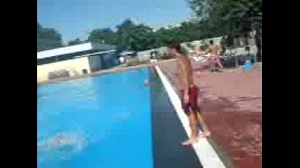 Хората плуват 