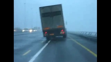 Вятър събаря камион 