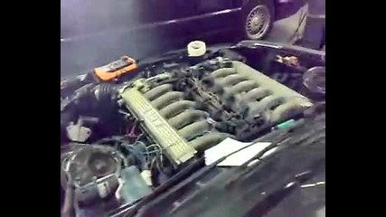 E30 v12 4e start - Gas erop 