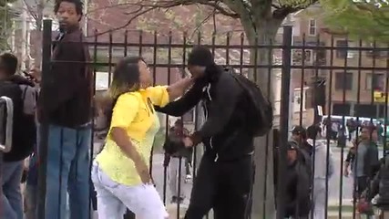 Не ядосвай мама: Младеж от безредиците в Балтимор изяде шамарите