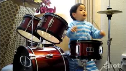 Две годишно дете барабанист