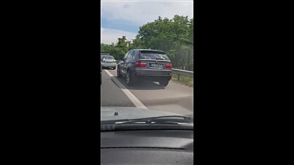 Шофиране в аварийна лента