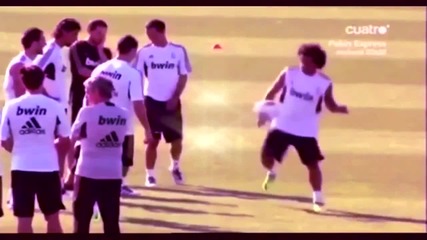 Марсело показва техника на Роналдо