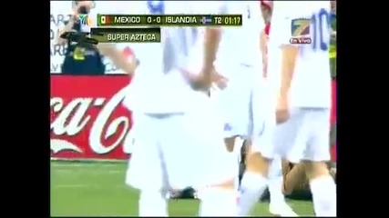 Много Луд Фен На Мексико Прекъсва Мач