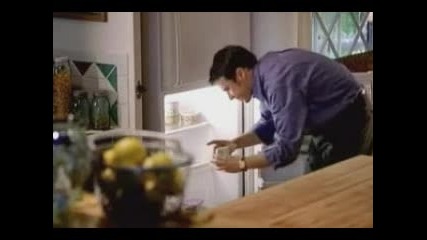 Мъж Почиства Хладилника